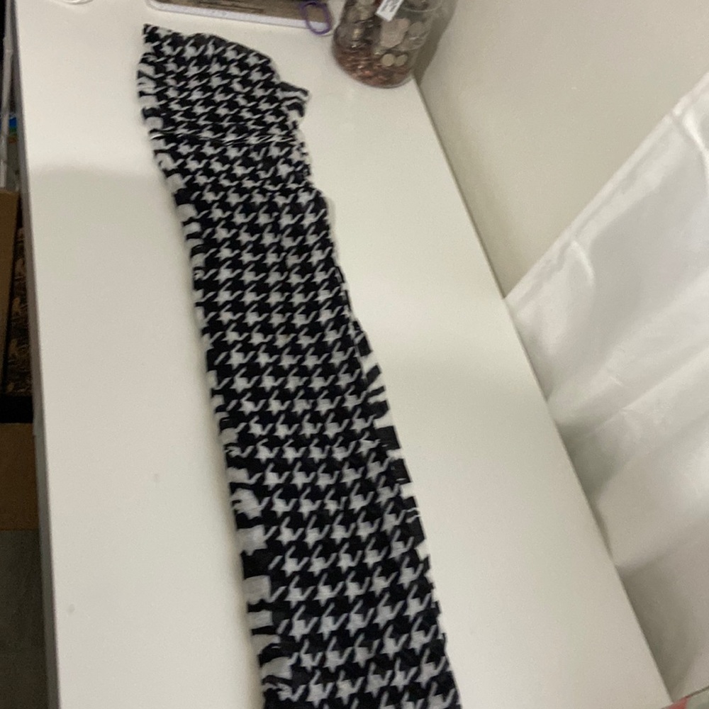 Super cute black and white scarf